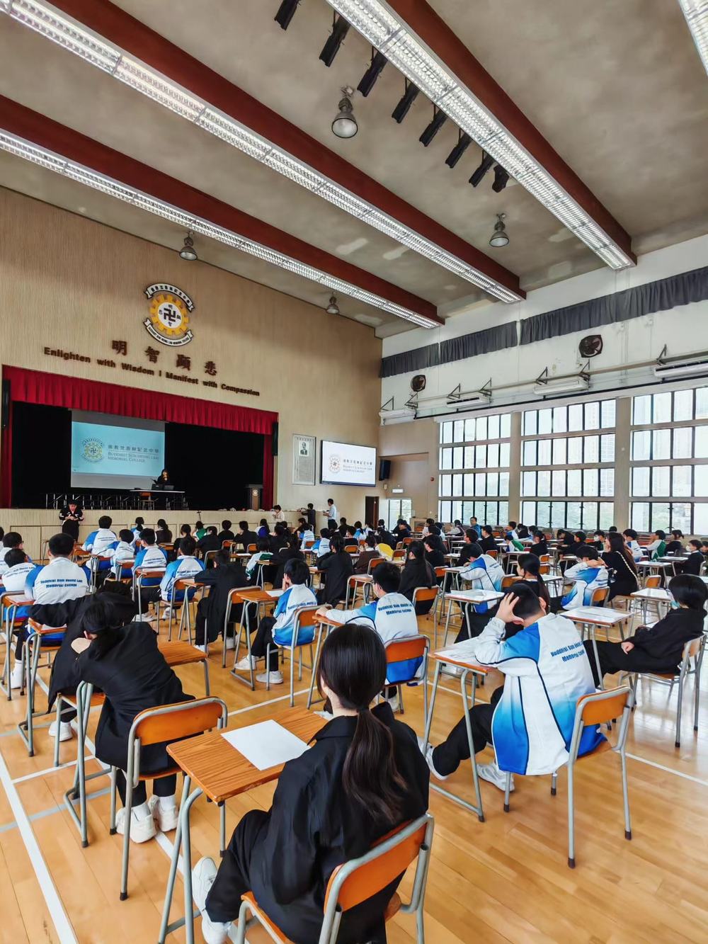 學生於禮堂專心應試練習